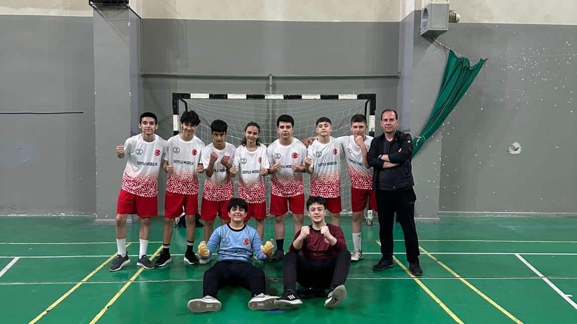 Okul Futsal Yıldız Takımımız Fatih Sultan Mehmet Ortaokulunu 5-1 mağlup ederek çeyrek finale yükselmiştir.