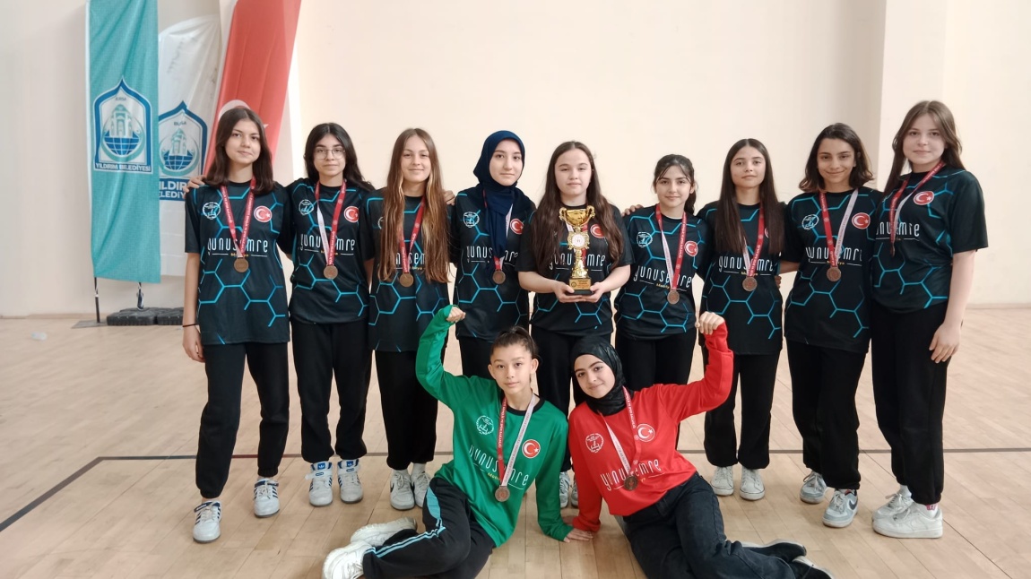 Okulumuz Yıldız Futsal Takımına  kupa ve madalyaları düzenlenen törenle verildi.